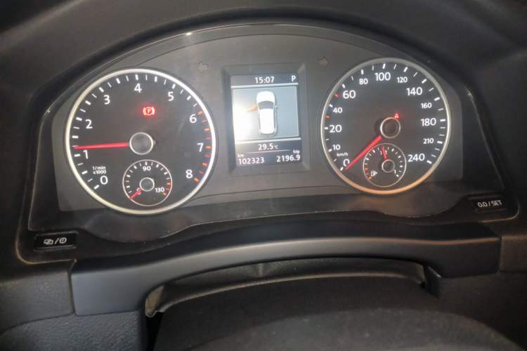 Used Volkswagen Tiguan 2013 1.8TSI Automatic Two-Wheel Drive Luxury Model Odometer Close Up