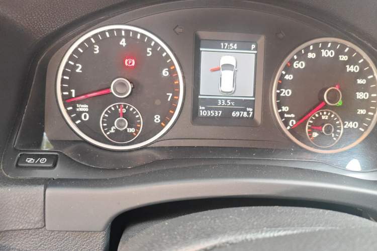 Used Volkswagen Tiguan 2013 1.8TSI Automatic Two-Wheel Drive Luxury Model Odometer Close Up