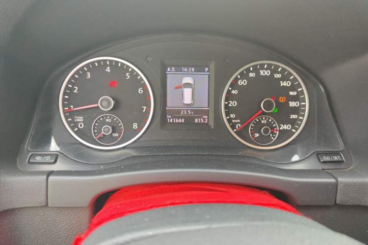 Used Volkswagen Tiguan 2013 2.0 TSI Automatic All-Wheel-Drive Flagship Edition Odometer Close Up