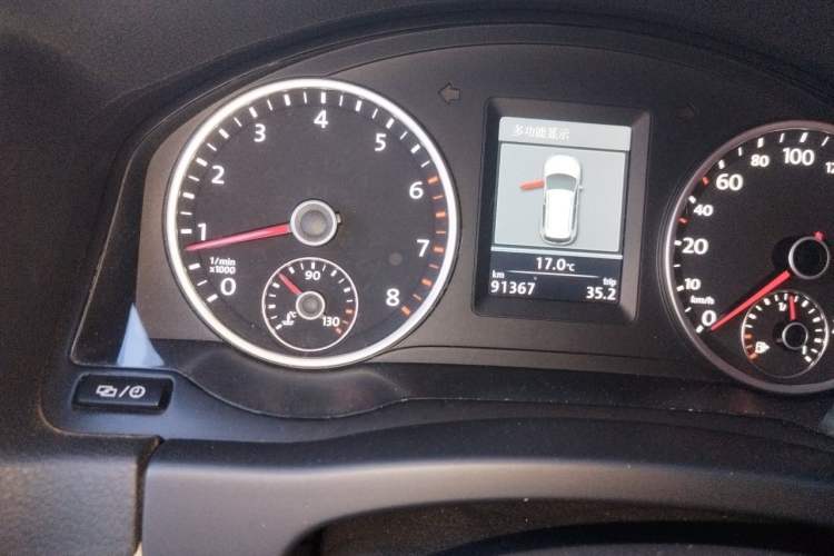Used Volkswagen Tiguan 2013 1.8TSI Automatic Two-Wheel Drive Luxury Model Odometer Close Up