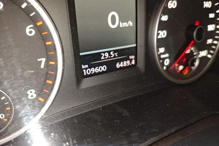 Used Volkswagen Tiguan 2013 1.8TSI Automatic Two-Wheel Drive Luxury Model Odometer Close Up