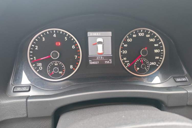 Used Volkswagen Tiguan 2013 1.8TSI Automatic Two-Wheel Drive Luxury Model Odometer Close Up