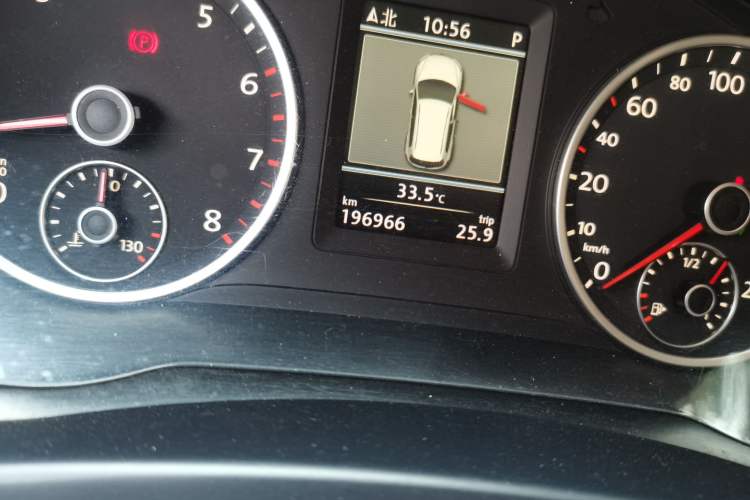 Used Volkswagen Tiguan 2013 1.8 TSI Automatic All-Wheel Drive Luxury Model Odometer Close Up