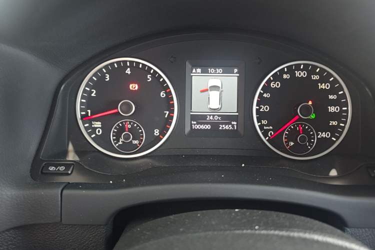 Used Volkswagen Tiguan 2013 1.8TSI Automatic Two-Wheel Drive Luxury Model Odometer Close Up