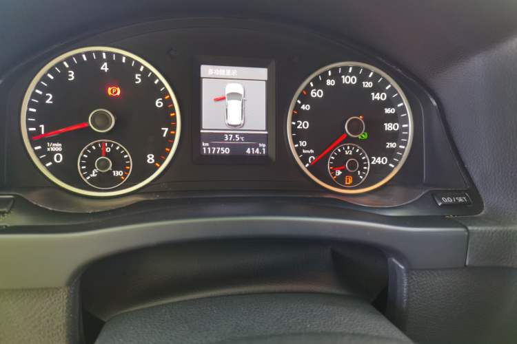 Used Volkswagen Tiguan 2013 1.8TSI Automatic Two-Wheel Drive Luxury Model Odometer Close Up