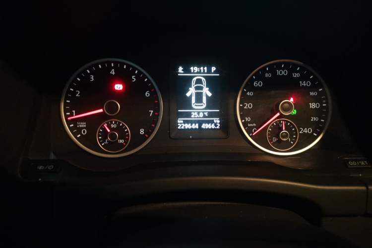 Used Volkswagen Tiguan 2013 1.8TSI Automatic Two-Wheel Drive Luxury Model Odometer Close Up