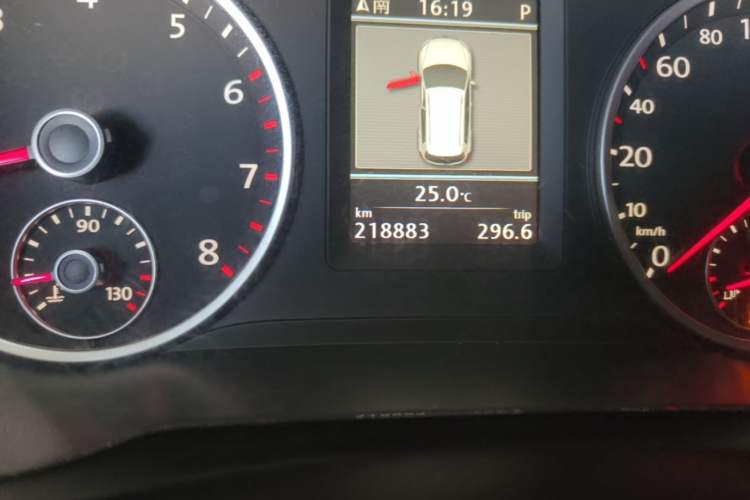 Used Volkswagen Tiguan 2013 1.8TSI Automatic Two-Wheel Drive Luxury Model Odometer Close Up