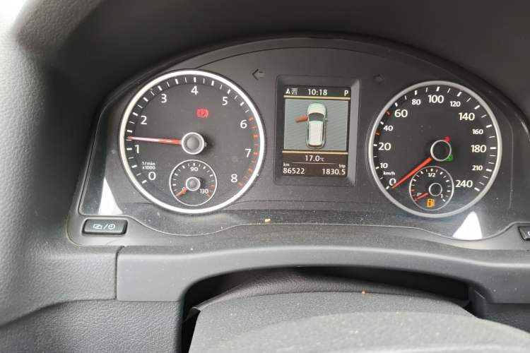 Used Volkswagen Tiguan 2013 1.8 TSI Automatic All-Wheel Drive Luxury Model Odometer Close Up
