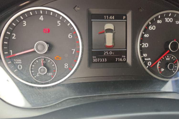 Used Volkswagen Tiguan 2013 1.8 TSI Automatic All-Wheel Drive Luxury Model Odometer Close Up