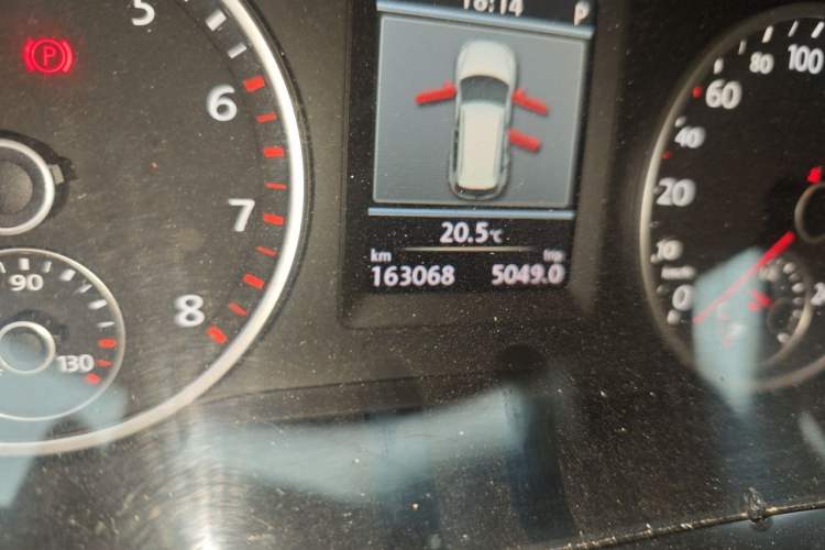 Used Volkswagen Tiguan 2013 2.0 TSI Automatic All-Wheel-Drive Flagship Edition Odometer Close Up