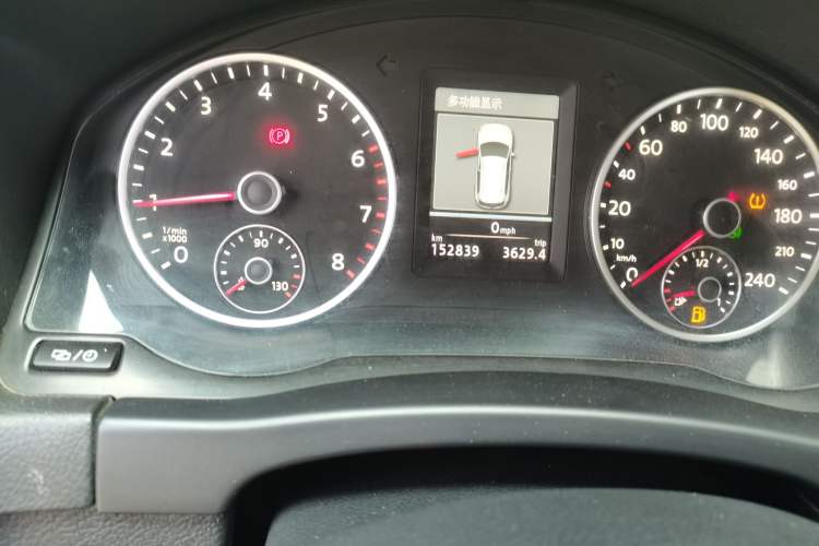 Used Volkswagen Tiguan 2013 1.8 TSI Automatic All-Wheel Drive Luxury Model Odometer Close Up