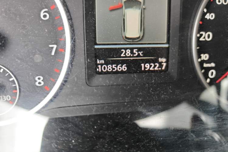 Used Volkswagen Tiguan 2013 1.8 TSI Automatic All-Wheel Drive Luxury Model Odometer Close Up