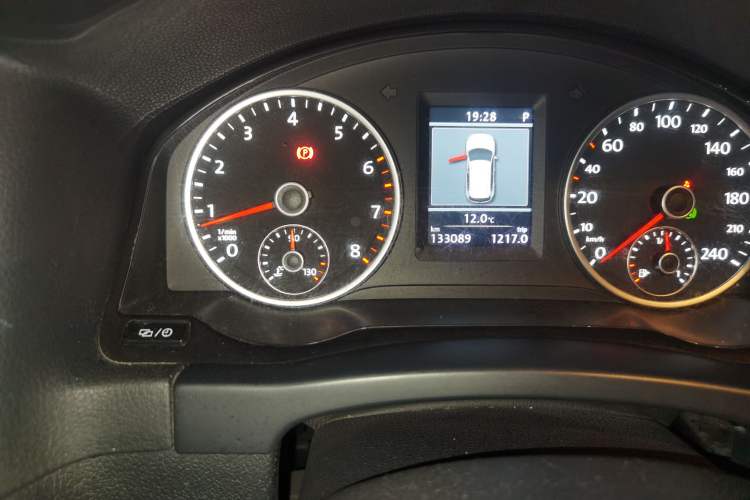 Used Volkswagen Tiguan 2013 1.8TSI Automatic Two-Wheel Drive Luxury Model Odometer Close Up