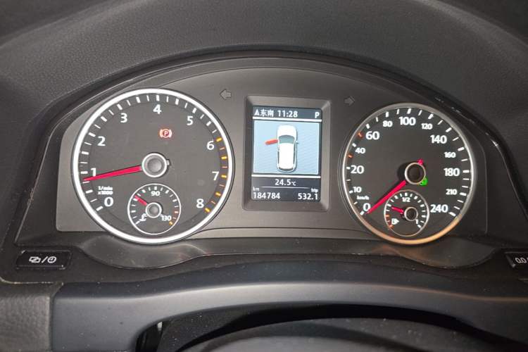 Used Volkswagen Tiguan 2013 1.8TSI Automatic Two-Wheel Drive Luxury Model Odometer Close Up