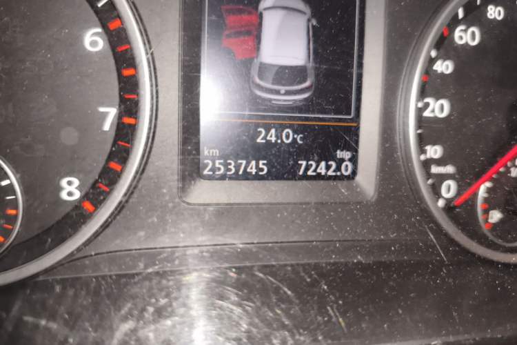 Used Volkswagen Tiguan 2013 1.8 TSI Automatic All-Wheel Drive Luxury Model Odometer Close Up