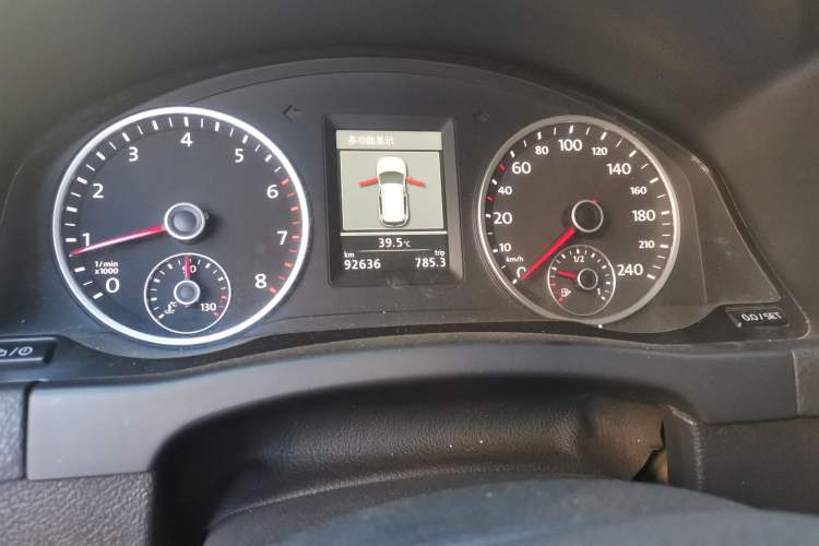 Used Volkswagen Tiguan 2013 1.8 TSI Automatic All-Wheel Drive Luxury Model Odometer Close Up