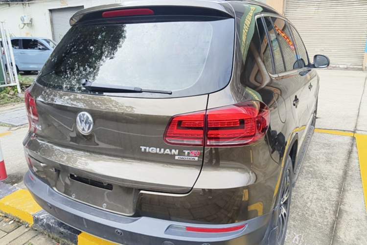 Used Volkswagen Tiguan 2013 1.8 TSI Automatic All-Wheel Drive Luxury Model Rear Right 45 Deg