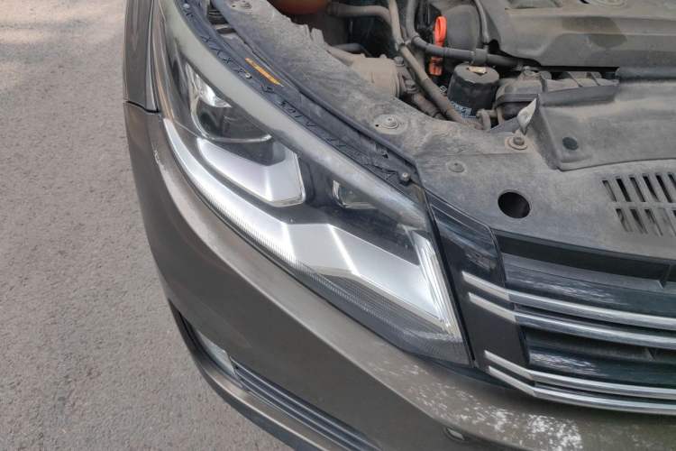 Used Volkswagen Tiguan 2013 1.8 TSI Automatic All-Wheel Drive Luxury Model Right Front Headlight