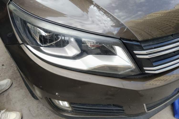 Used Volkswagen Tiguan 2013 2.0 TSI Automatic All-Wheel Drive Luxury Edition Right Front Headlight