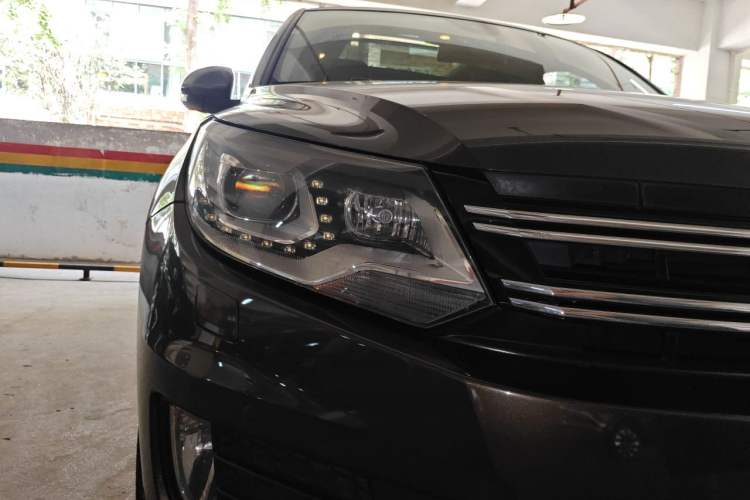 Used Volkswagen Tiguan 2013 2.0 TSI Automatic All-Wheel-Drive Flagship Edition Right Front Headlight