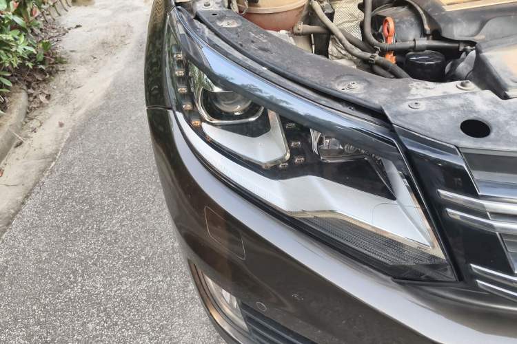 Used Volkswagen Tiguan 2013 2.0 TSI Automatic All-Wheel-Drive Flagship Edition Right Front Headlight