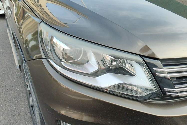 Used Volkswagen Tiguan 2013 1.8 TSI Automatic All-Wheel Drive Luxury Model Right Front Headlight