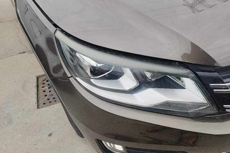 Used Volkswagen Tiguan 2013 1.8 TSI Automatic All-Wheel Drive Luxury Model Right Front Headlight