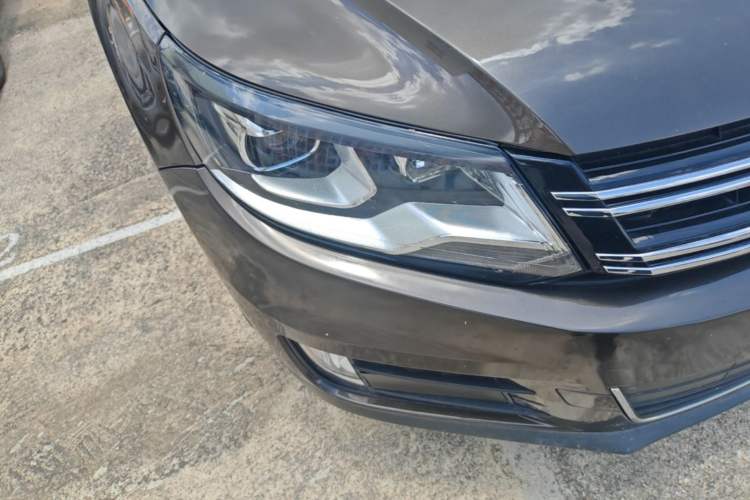Used Volkswagen Tiguan 2013 1.8 TSI Automatic All-Wheel Drive Luxury Model Right Front Headlight