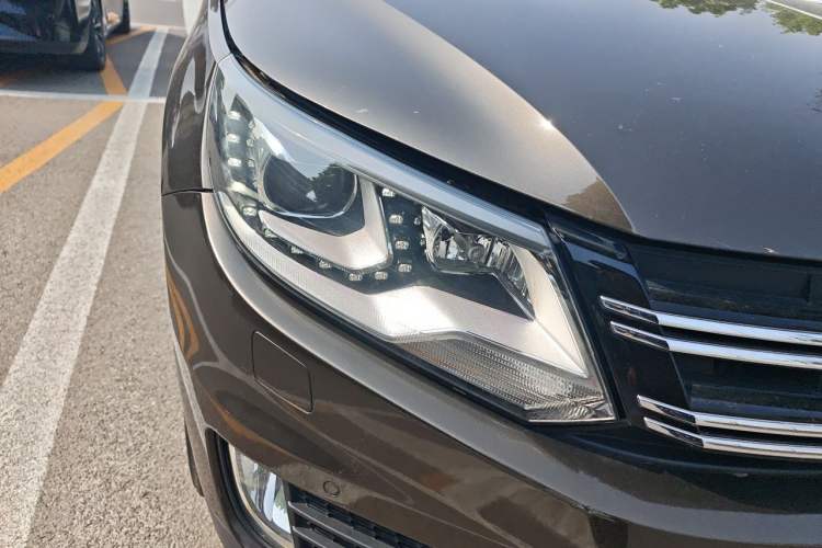 Used Volkswagen Tiguan 2013 2.0 TSI Automatic All-Wheel-Drive Flagship Edition Right Front Headlight