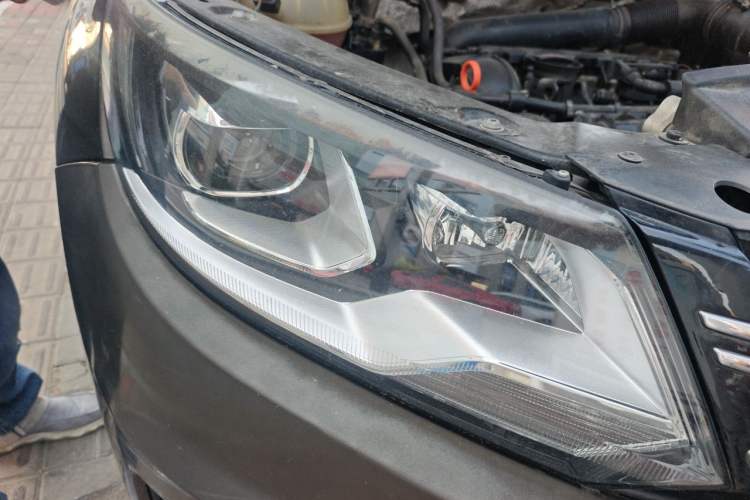 Used Volkswagen Tiguan 2013 1.8 TSI Automatic Two-Wheel Drive Comfort Edition Right Front Headlight