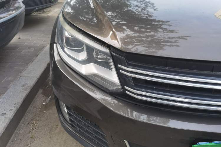 Used Volkswagen Tiguan 2013 1.8 TSI Automatic All-Wheel Drive Luxury Model Right Front Headlight
