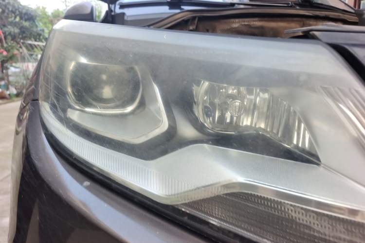 Used Volkswagen Tiguan 2013 2.0 TSI Automatic All-Wheel Drive Luxury Edition Right Front Headlight