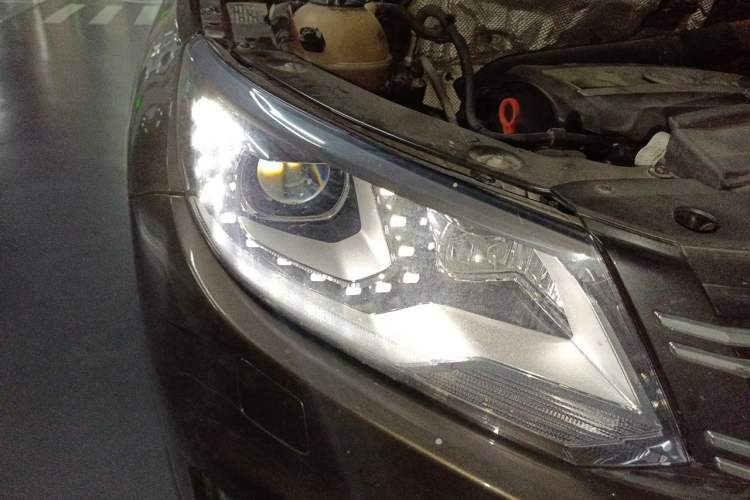 Used Volkswagen Tiguan 2013 2.0 TSI Automatic All-Wheel-Drive Flagship Edition Right Front Headlight