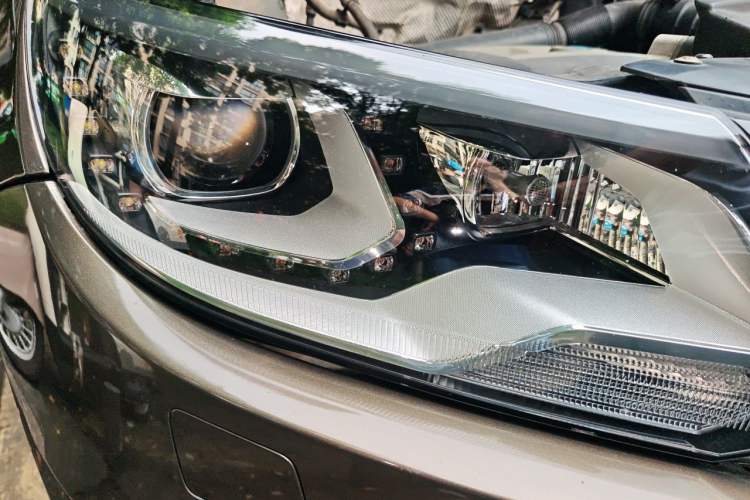 Used Volkswagen Tiguan 2013 2.0 TSI Automatic All-Wheel-Drive Flagship Edition Right Front Headlight