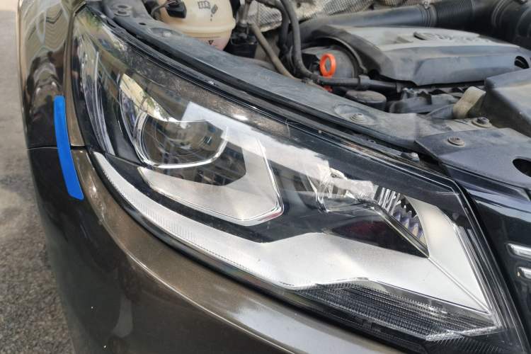 Used Volkswagen Tiguan 2013 1.8 TSI Automatic All-Wheel Drive Luxury Model Right Front Headlight