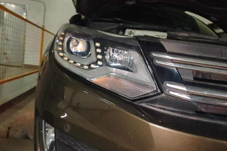 Used Volkswagen Tiguan 2013 2.0 TSI Automatic All-Wheel-Drive Flagship Edition Right Front Headlight