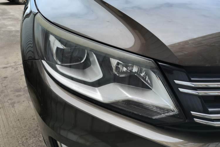 Used Volkswagen Tiguan 2013 1.8 TSI Automatic All-Wheel Drive Luxury Model Right Front Headlight