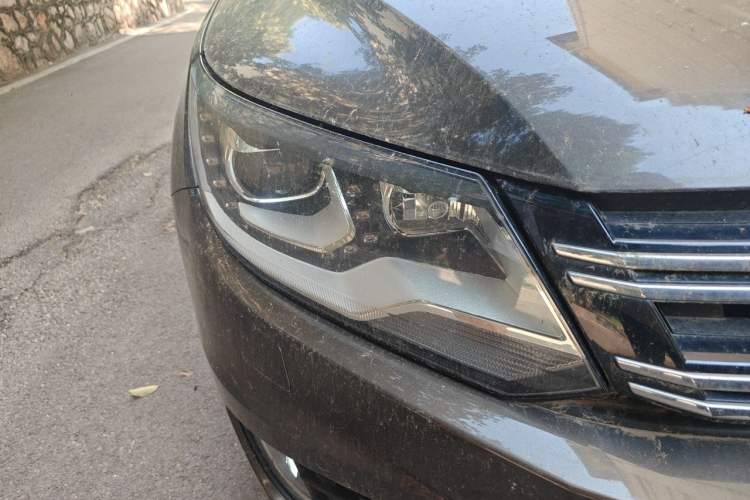 Used Volkswagen Tiguan 2013 2.0 TSI Automatic All-Wheel-Drive Flagship Edition Right Front Headlight