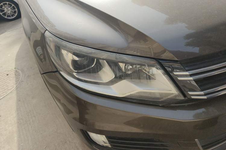 Used Volkswagen Tiguan 2013 1.8 TSI Automatic All-Wheel Drive Luxury Model Right Front Headlight