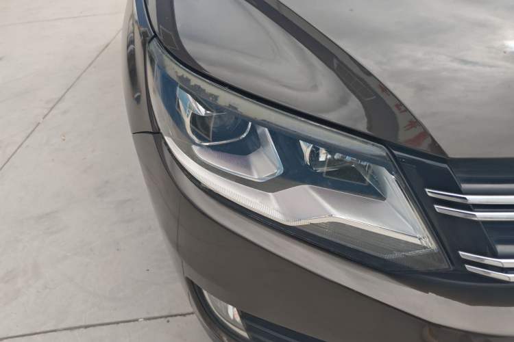 Used Volkswagen Tiguan 2013 1.8 TSI Automatic All-Wheel Drive Luxury Model Right Front Headlight
