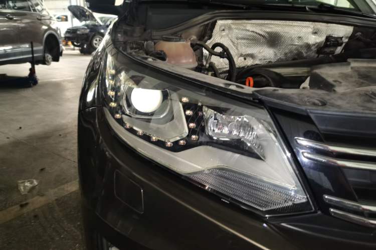 Used Volkswagen Tiguan 2013 2.0 TSI Automatic All-Wheel Drive Luxury Edition Right Front Headlight