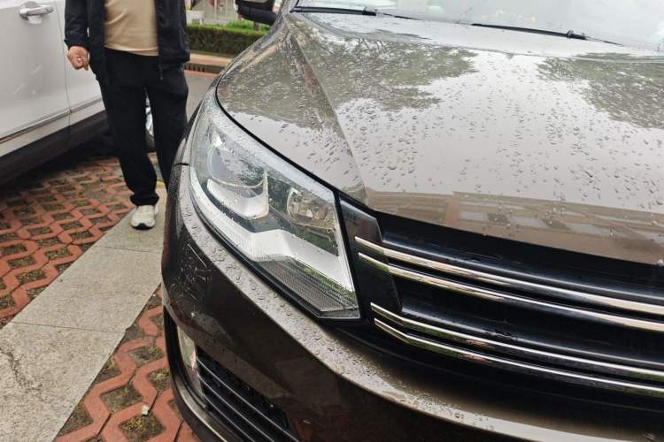 Used Volkswagen Tiguan 2013 2.0 TSI Automatic All-Wheel-Drive Flagship Edition Right Front Headlight