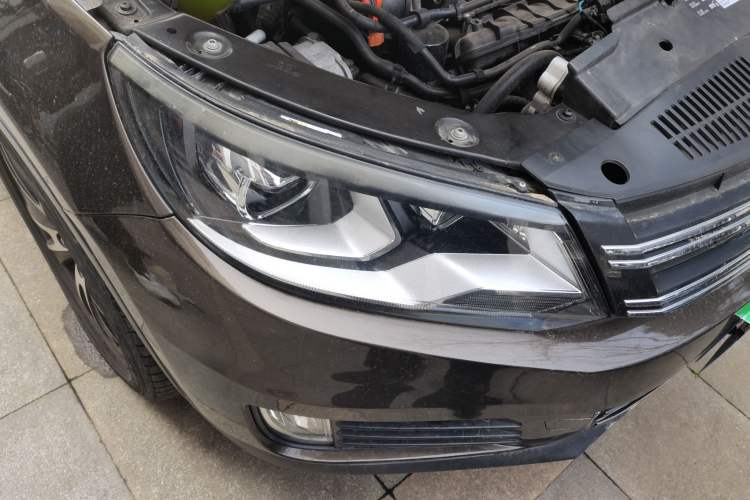 Used Volkswagen Tiguan 2013 1.8 TSI Automatic All-Wheel Drive Luxury Model Right Front Headlight