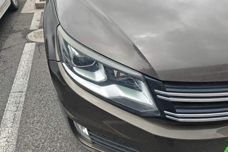 Used Volkswagen Tiguan 2013 1.8 TSI Automatic All-Wheel Drive Luxury Model Right Front Headlight