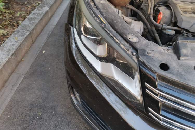 Used Volkswagen Tiguan 2013 1.8 TSI Automatic All-Wheel Drive Luxury Model Right Front Headlight