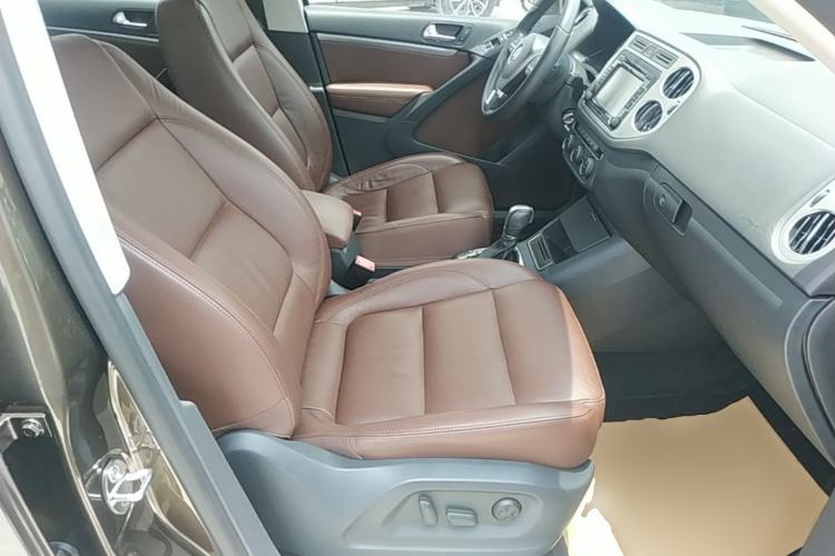 Used Volkswagen Tiguan 2013 1.8 TSI Automatic All-Wheel Drive Luxury Model Right Front Seat