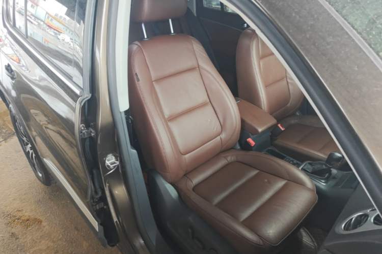 Used Volkswagen Tiguan 2013 1.8 TSI Automatic All-Wheel Drive Luxury Model Right Front Seat