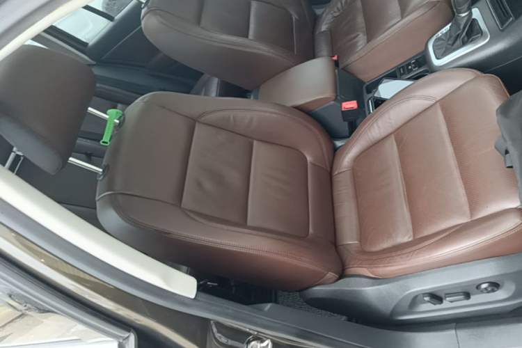 Used Volkswagen Tiguan 2013 2.0 TSI Automatic All-Wheel Drive Luxury Edition Right Front Seat