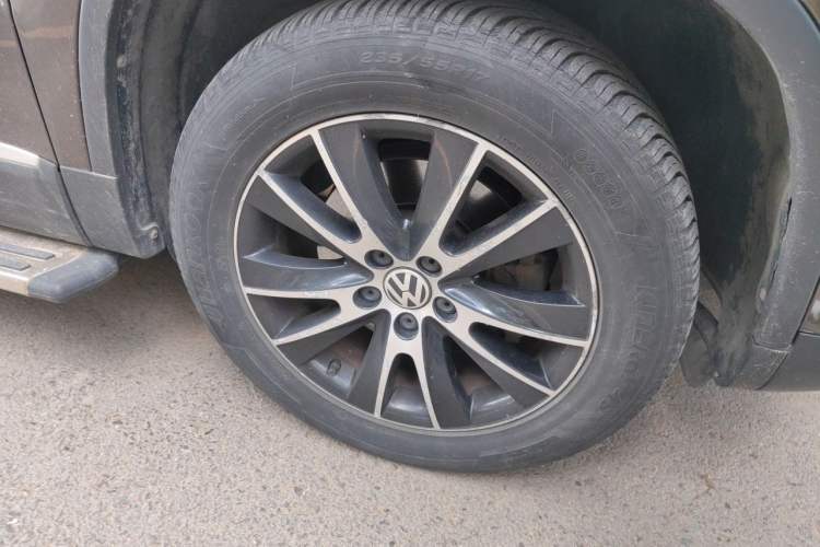 Used Volkswagen Tiguan 2013 1.8 TSI Automatic All-Wheel Drive Luxury Model Right Front Wheel Hub
