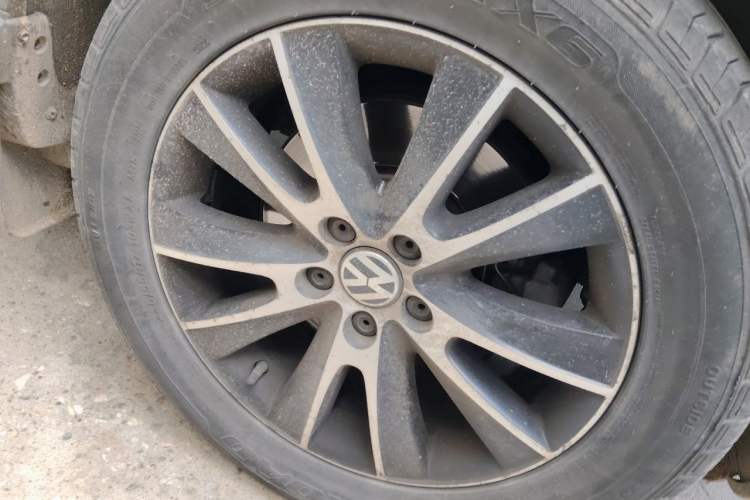 Used Volkswagen Tiguan 2013 2.0 TSI Automatic All-Wheel Drive Luxury Edition Right Front Wheel Hub